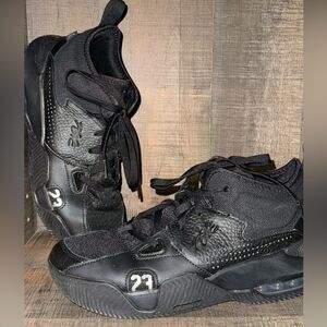 NIKE‎ JORDAN BASKETBALL SHOES- size 7.5 men